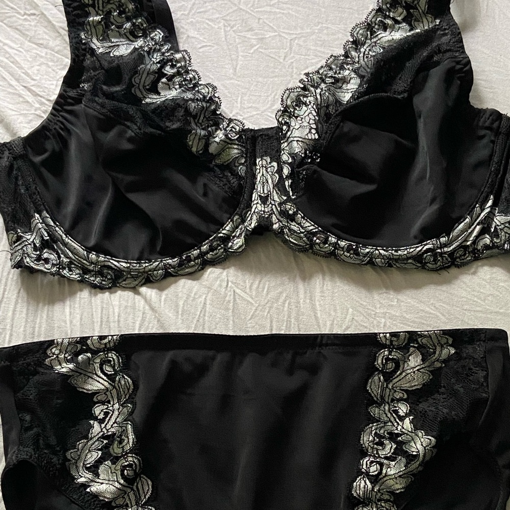 Breezies underwire bra with lace / panties / NWOT